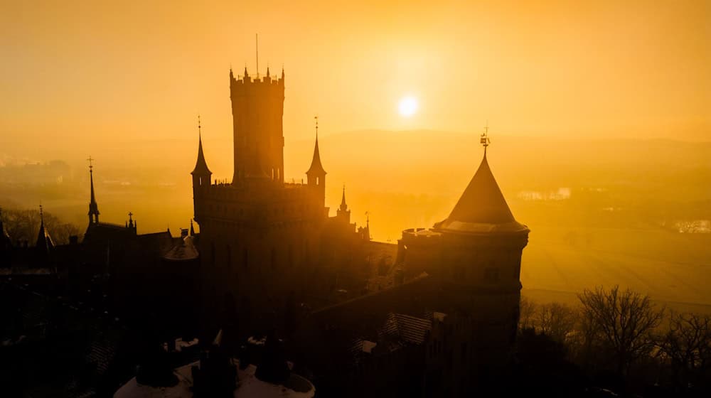 Wegen Einsturzgefahr ist Schloss Marienburg derzeit größtenteils geschlossen. SPD und Grüne in Niedersachsen plädieren für eine baldige Öffnung. (Archivbild) / Foto: Julian Stratenschulte/dpa