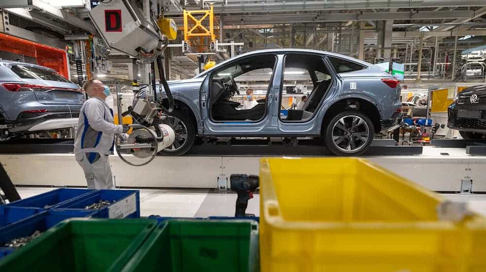 Audi-Produktion in Zwickau: Zumindest teilweise könnte sie künftig in die USA wechseln. (Archivbild) / Foto: Hendrik Schmidt/dpa-Zentralbild/dpa