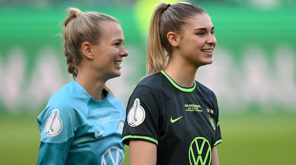 Merle Frohms (l) und Jule Brand verlassen die Wolfsburger Fußballerinnen einem Medienbericht zufolge im Sommer. / Foto: David Inderlied/dpa