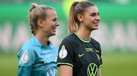 Merle Frohms (l) und Jule Brand verlassen die Wolfsburger Fußballerinnen einem Medienbericht zufolge im Sommer. / Foto: David Inderlied/dpa