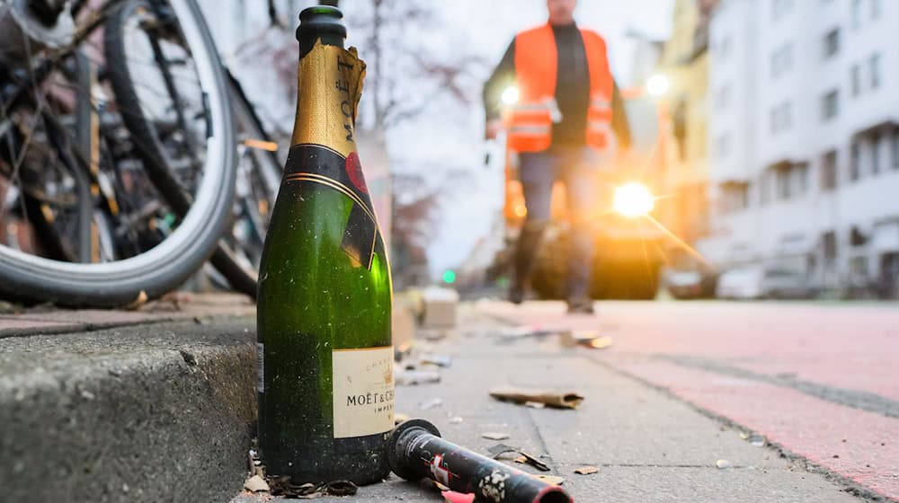 In der Silvesternacht rücken die Feuerwehren zu vielen kleinen und einigen großen Einsätzen aus. / Foto: Julian Stratenschulte/dpa