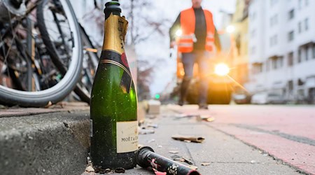 In der Silvesternacht rücken die Feuerwehren zu vielen kleinen und einigen großen Einsätzen aus. / Foto: Julian Stratenschulte/dpa