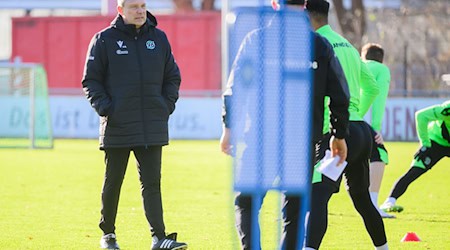 André Breitenreiter hat die Mission Aufstieg bei Hannover 96 begonnen. / Foto: Julian Stratenschulte/dpa