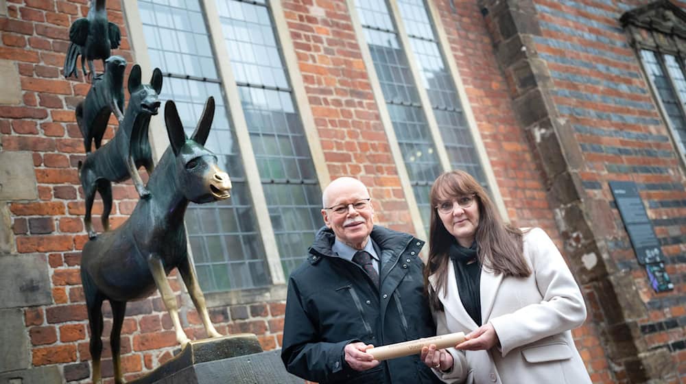 Als Symbol für den Wechsel übergab Brandenburgs Innenministerin Katrin Lange (SPD) das IMK-Staffelholz an den Bremer Innensenator Ulrich Mäurer (SPD).  / Foto: Sina Schuldt/dpa