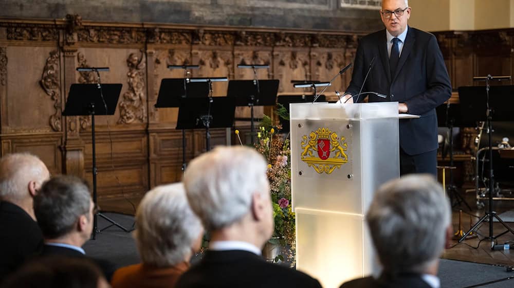 Bremens Bürgermeister Andreas Bovenschulte richtet einen Appell an die Politik. / Foto: Sina Schuldt/dpa