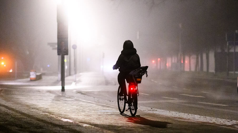 Wegen des Nebels und möglicher Glätte sollten alle Verkehrsteilnehmer achtgeben. (Archivfoto) / Foto: Julian Stratenschulte/dpa