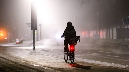 Wegen des Nebels und möglicher Glätte sollten alle Verkehrsteilnehmer achtgeben. (Archivfoto) / Foto: Julian Stratenschulte/dpa