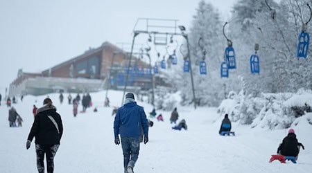 Der Rodellift in Torfhaus läuft ab Freitag täglich. (Archivbild) / Foto: Swen Pförtner/dpa