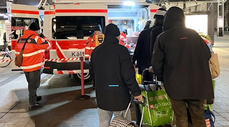 Wohnungslose und andere Bedürftige stehen hier in Hannover am Kältehilfebus an.  / Foto: Christina Sticht/dpa