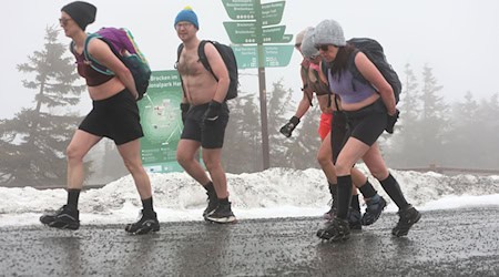 Mit Atemübungen, Eisbaden und Meditationen bereitete sich die Extremwandergruppe auf den Brockenaufstieg vor.  / Foto: Matthias Bein/dpa