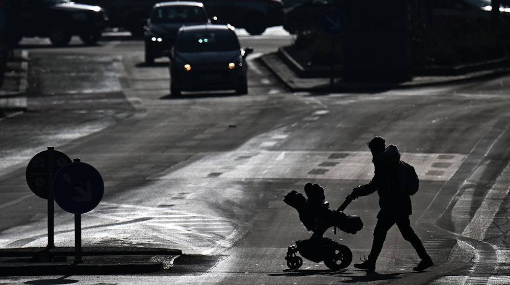 Es braucht mehr Zebrastreifen oder Verkehrsinseln - und das an den richtigen Orten, fordert etwa Unfallforscher Siegfried Brockmann. (Archivbild) / Foto: Sebastian Christoph Gollnow/dpa