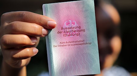 Wer Ende 2022 seit mindestens fünf Jahren mit einer Duldung in Deutschland lebte, erhält mit dem Chancen-Aufenthaltsrecht die Möglichkeit, eine dauerhafte Aufenthaltserlaubnis zu bekommen. (Archivbild) / Foto: Wolfgang Kumm/dpa