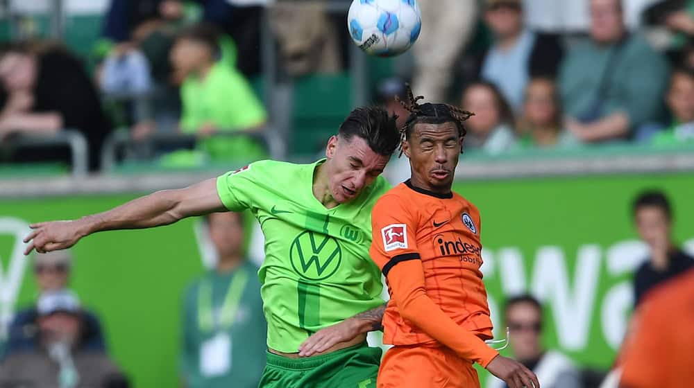  Cédric Zesiger (l) wechselt auf Leihbasis zum FC Augsburg. / Foto: Swen Pförtner/dpa