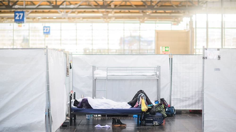 Niedersachsens Innenministerin Behrens nennt die Unterbringung von Flüchtlingen in Notunterkünften wie den Messehallen bei Hannover suboptimal. (Archivbild) / Foto: Julian Stratenschulte/dpa