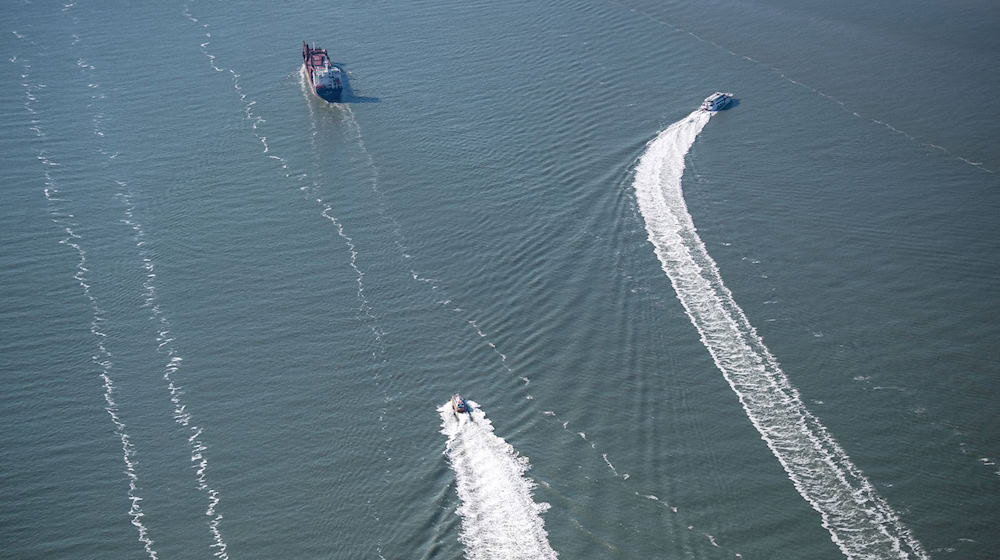 Ein internationales Übereinkommen soll verhindern, dass Ballastwasser von Schiffen unbehandelt in die Meere gelangen. (Symbolbild) / Foto: Sina Schuldt/dpa