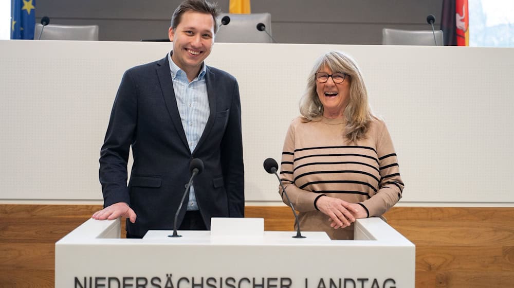 Der SPD-Landtagsabgeordnete Brian Baatzsch unterstützt Mentee Inka Behnsen zu Beginn ihres politischen Engagements. / Foto: Alicia Windzio/dpa