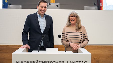 Der SPD-Landtagsabgeordnete Brian Baatzsch unterstützt Mentee Inka Behnsen zu Beginn ihres politischen Engagements. / Foto: Alicia Windzio/dpa