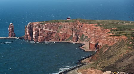 Helgoland zog im vergangenen Jahr knapp 302.000 Tages- und Übernachtungsgäste an (Archivbild). / Foto: Christian Charisius/dpa