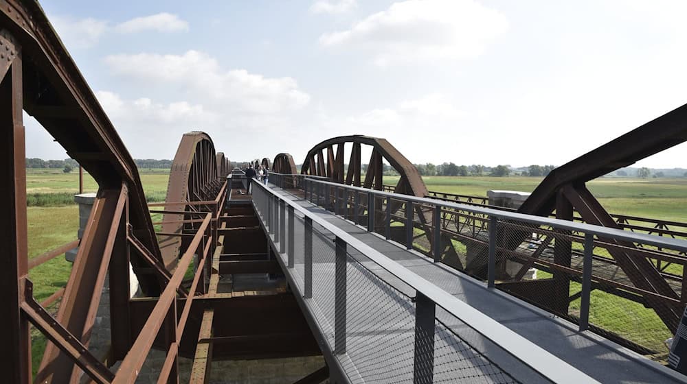 Ein Verfahrensfehler bei der Planung eines Skywalks auf der Dömitzer Eisenbahnbrücke könnte die Samtgemeinde Elbtalaue teuer zu stehen kommen. / Foto: Björn Vogt/dpa