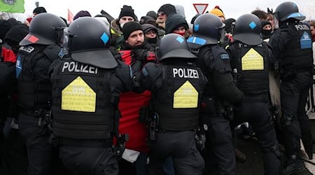 Am Rande des AfD-Parteitags in Riesa kam es zu Protesten. (Archivbild) / Foto: Jan Woitas/dpa