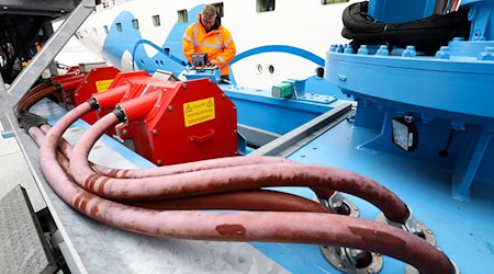 Immer mehr Kreuzfahrtschiffe können in den Häfen den Landstrom auch abnehmen. (Archivbild) / Foto: Christian Charisius/dpa