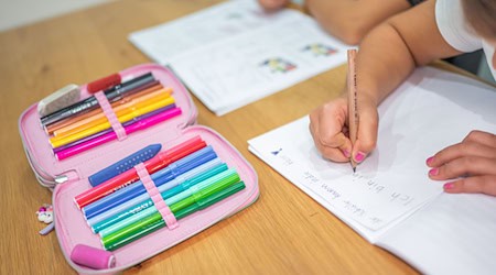 Viele Schüler und Schülerinnen haben Probleme mit ihrer Handschrift (Symbolbild) / Foto: Mohssen Assanimoghaddam/dpa