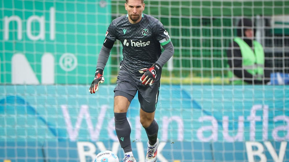 Ron-Robert Zieler bleibt Hannover 96 ein weiteres Jahr treu. / Foto: Daniel Karmann/dpa