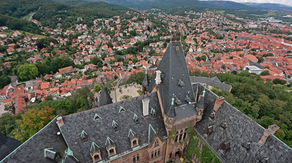 Neben dem Schloss Wernigerode haben fast 30 Veranstalter ein Programm für den 17. «Harzer Kulturwinter» auf die Beine gestellt, der länderübergreifend bis 4. Februar in Deutschlands nördlichstem Mittelgebirge stattfindet.  / Foto: Matthias Bein/dpa