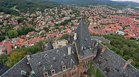 Neben dem Schloss Wernigerode haben fast 30 Veranstalter ein Programm für den 17. «Harzer Kulturwinter» auf die Beine gestellt, der länderübergreifend bis 4. Februar in Deutschlands nördlichstem Mittelgebirge stattfindet.  / Foto: Matthias Bein/dpa