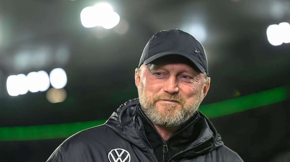 Auf VfL Wolfsburgs Trainer Ralph Hasenhüttl wartet eine schwere Aufgabe in Frankfurt.    / Foto: Swen Pförtner/dpa