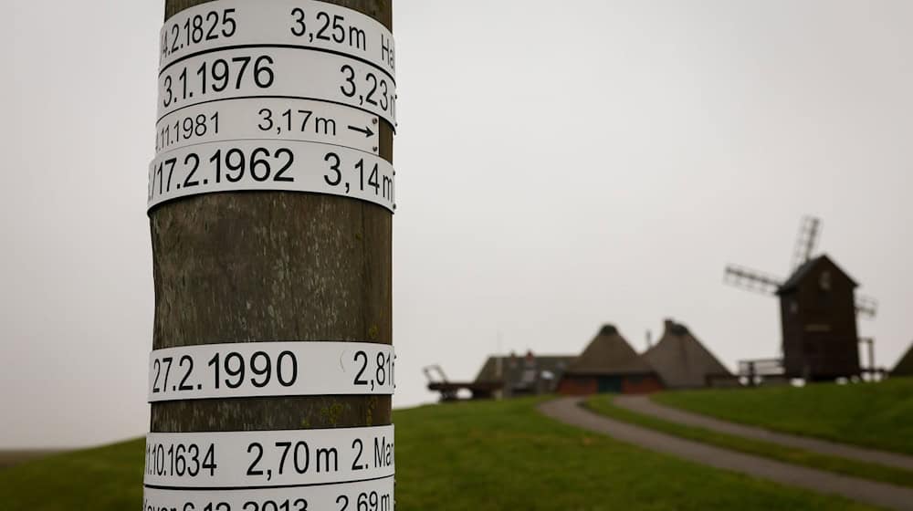 Die sogenannte Halligflut richtete insbesondere auf den Halligen große Schäden an. / Foto: Christian Charisius/dpa