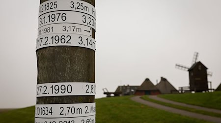 Die sogenannte Halligflut richtete insbesondere auf den Halligen große Schäden an. / Foto: Christian Charisius/dpa