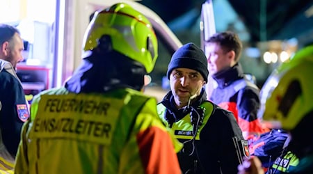 Feuerwehr und Polizei vor dem Wohnhaus der Familie, die drinnen einen Grill aufgebaut hatte.  / Foto: Philipp Schulze/dpa