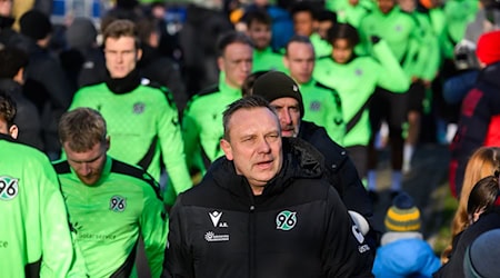 Der neue Trainer André Breitenreiter reist mit Hannover 96 ins Trainingslager in die Türkei.  / Foto: Julian Stratenschulte/dpa