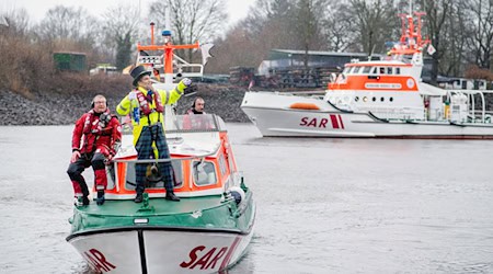 Der Schneider überquert mit einem Beiboot der Seenotretter die Weser.  / Foto: Hauke-Christian Dittrich/dpa