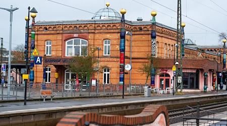 Der Hundertwasser-Bahnhof in Uelzen ist etwas Besonderes. Nun soll es ein Museum zu den Werken des Österreichers geben. (Archivbild) / Foto: Philipp Schulze/dpa