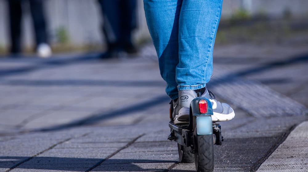 Um der steigenden Zahl an E-Scootern gerecht zu werden, braucht es mehr und bessere Radwege, fordern die Versicherer. (Symbolbild) / Foto: Jens Büttner/dpa