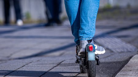 Um der steigenden Zahl an E-Scootern gerecht zu werden, braucht es mehr und bessere Radwege, fordern die Versicherer. (Symbolbild) / Foto: Jens Büttner/dpa