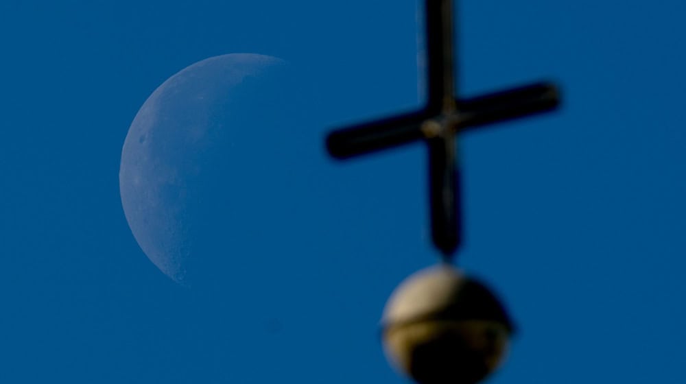 Auch Gemeindehäuser werden vom Staat als geschützte kirchliche Räume beim Kirchenasyl respektiert. (Symbolbild) / Foto: Swen Pförtner/dpa