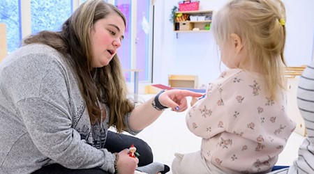 Die 29-jährige Spanierin hat die Kleinkinder während der Eingewöhnungsphase in der Kita kennengelernt.  / Foto: Julian Stratenschulte/dpa