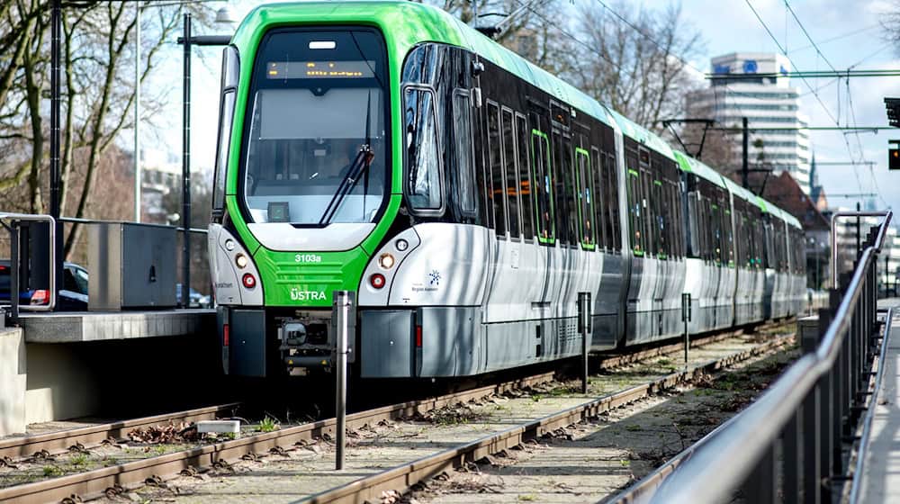 Bei einem Unfall mit einer Stadtbahn ist ein Mann schwer verletzt worden. (Symbolbild) / Foto: Hauke-Christian Dittrich/dpa