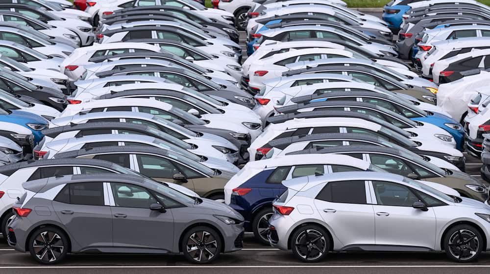 Neuwagen von VW fanden 2024 weniger Käufer. (Archivbild) / Foto: Hendrik Schmidt/dpa