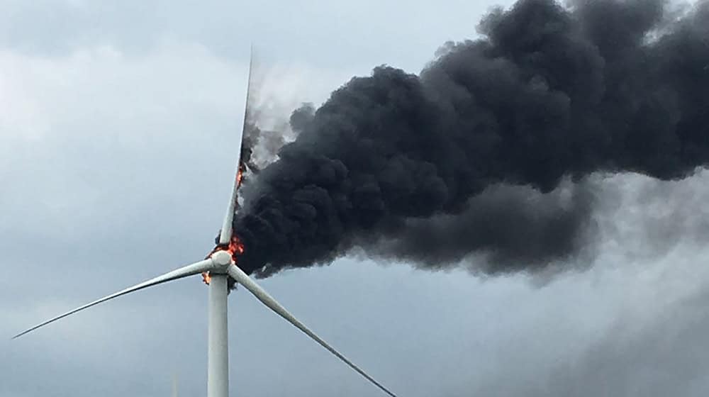 Archivbild einer brennenden Windkraftanlage in Brandenburg. Auch in Bad Bentheim hat eine Windkraftanlage gebrannt.  / Foto: Julian Stähle/dpa