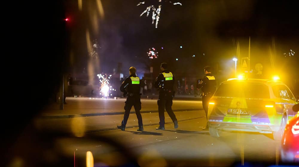 Nach Angaben des niedersächsischen Innenministeriums gab es in der Silvesternacht 1.527 Einsatzlagen.  / Foto: Philipp Schulze/dpa