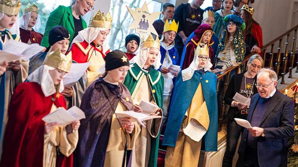 Die Kinder aus Osnabrück singen mit dem Ministerpräsidenten Weil (r). / Foto: Moritz Frankenberg/dpa