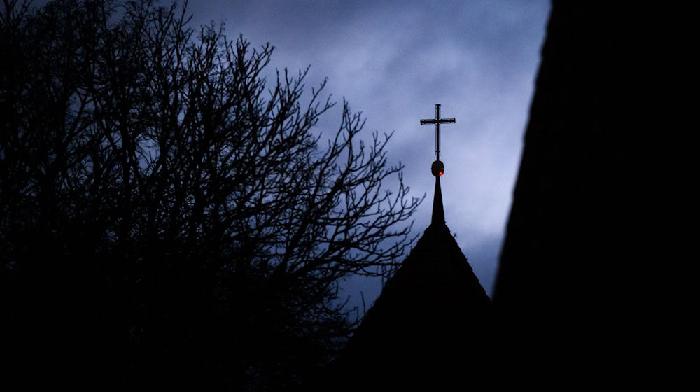 Die Sexualstraftaten von Priestern aus der Vergangenheit belasten die katholische Kirche. (Symbolbild) / Foto: Julian Stratenschulte/dpa