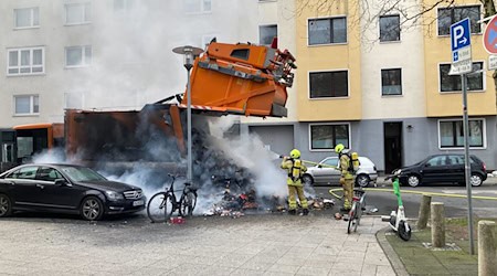 Das brennende Müllauto in der Nordstadt von Hannover. Der durch den Brand entstandene Sachschaden ist bislang noch unklar. / Foto: Kilian Genius/dpa