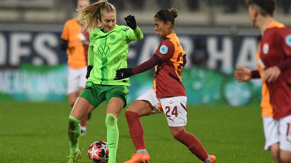 Janina Minge (l) hat ihren Vertrag in Wolfsburg verlängert. / Foto: Swen Pförtner/dpa