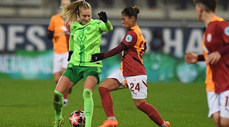 Janina Minge (l) hat ihren Vertrag in Wolfsburg verlängert. / Foto: Swen Pförtner/dpa