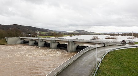 In Salzderhelden im Landkreis Northeim gibt es bereits ein Hochwasserrückhaltebecken. (Archivfoto) / Foto: Michael Matthey/dpa